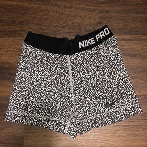 Black and white print Nike Pros